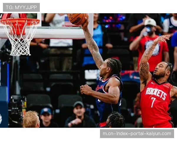 火箭防守夹击伦纳德奏效 迫使其出球失误进攻停滞 火箭防守夹击伦纳德奏效 迫使其出球失误进攻停滞